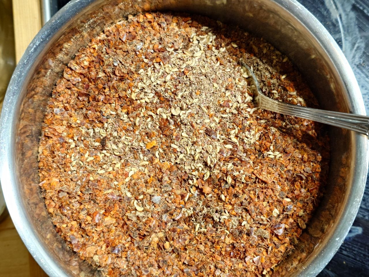 Chiliflocken vor dem Aufgiessen