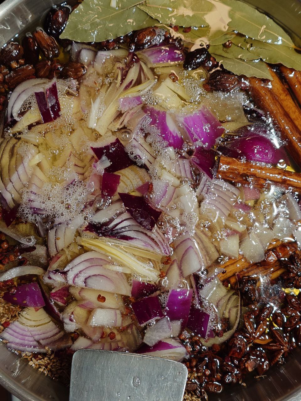 Gewürze und Zwiebeln im Öl