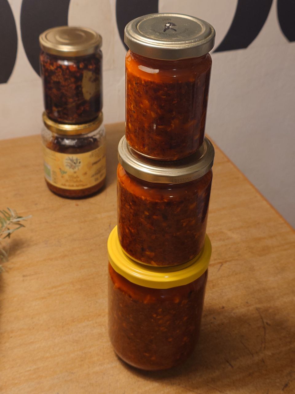 Fertiges Chili Öl in Gläsern